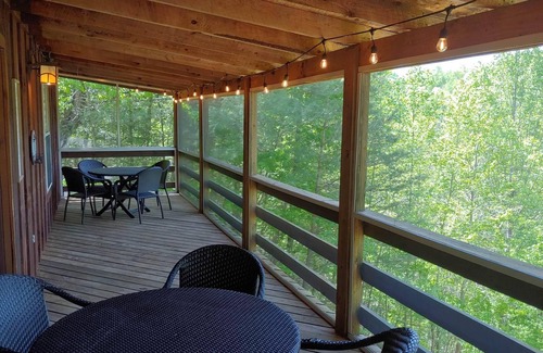Primrose Cabina | Secluded, Great View! Hot Tub, Wood Fireplace, Screened in Porch, Arcade Games.