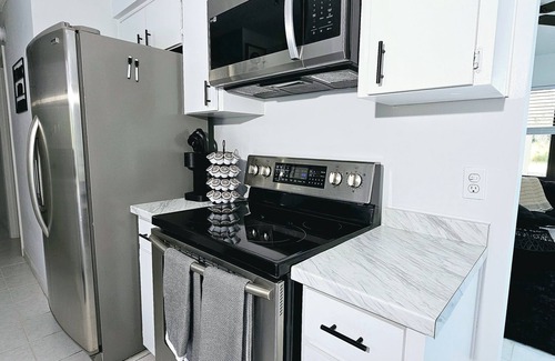 Crystal River Casa | Secluded Grotto with pool and hot tub! — Only 20 minutes from the beach! Pets ok