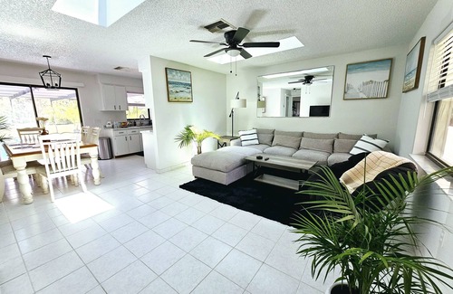 Crystal River Casa | Secluded Grotto with pool and hot tub! — Only 20 minutes from the beach! Pets ok