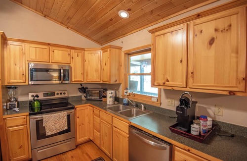 Piney Creek Cabina | Secluded + HOT TUB + 5 mins to State Park