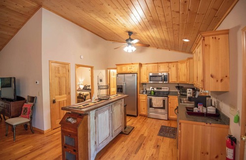 Piney Creek Cabina | Secluded + HOT TUB + 5 mins to State Park