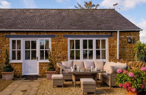 Sibford Gower Casa | Alojamiento de lujo con piscina y cancha de tenis en un entorno impresionante.