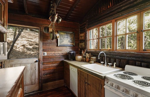Mill Valley Cabina | Secluded In Town Cabin in the Woods