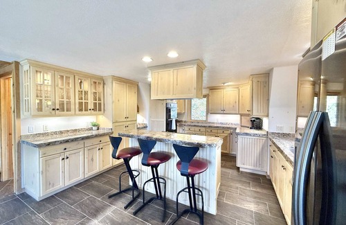 Kanab Cabina | Secluded Kanab Cabin | Hot Tub + Red Rock Views