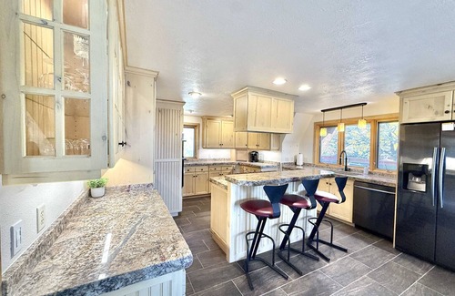 Kanab Cabina | Secluded Kanab Cabin | Hot Tub + Red Rock Views