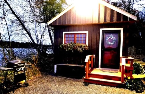 Eveleth Cabaña | Secluded Lake Cottage on Private Veteran Homestead
