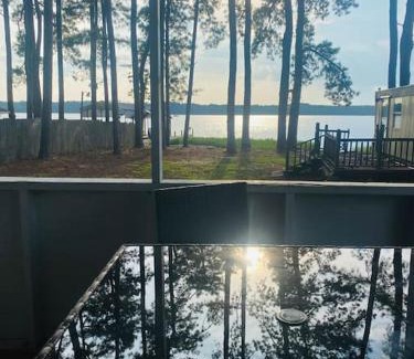 Hartsville Casa | Secluded lakefront cabin on Robinson