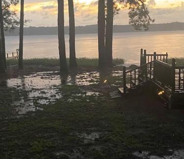 Hartsville Casa | Secluded lakefront cabin on Robinson