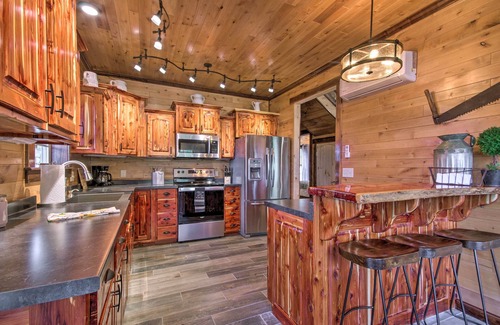 Elizabeth Cabina | Secluded Log Cabin with Decks, Views & Lake Access