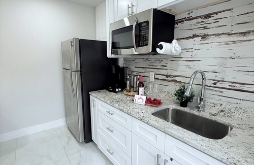 Citrus Park Casa | Secluded Lovers’ Escape – Cozy Apartment with Jacuzzi Under the Stars"