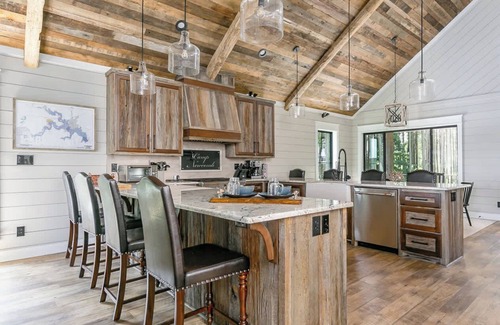 Farmerville Casa | Secluded Luxe Cabin| FirePit & Kayaks | Boathouse