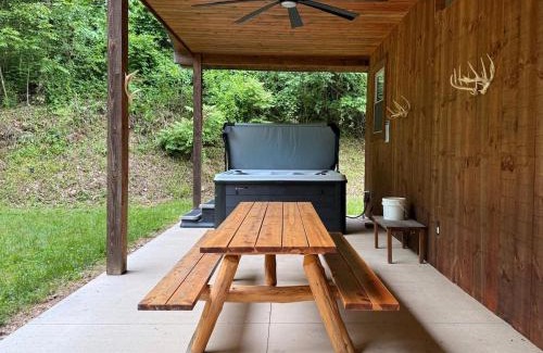 South Bloomingville Casa | Secluded, Luxuriously Remodeled, Gaming, Hot Tub!