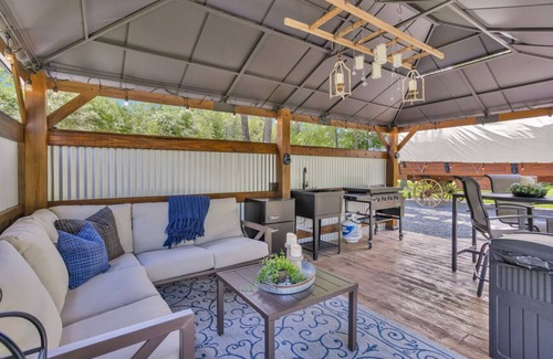 Montgomery Cabina | Secluded Luxury Wagon | Pond King Bed Patio