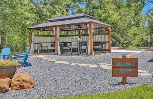 Montgomery Casa | Secluded Luxury Wagon | Pond King Bed Patio