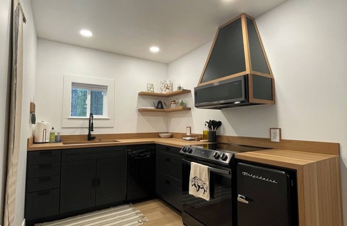 Columbia Falls Cabina | Secluded modern cabin bordering Glacier National Park!