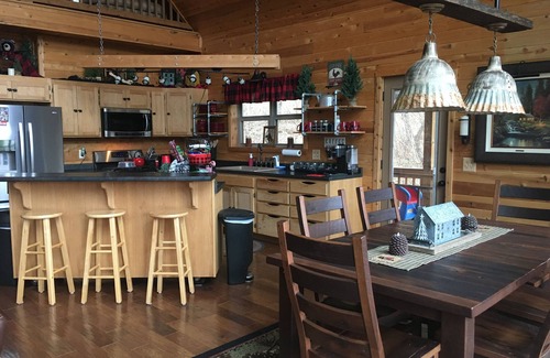 Watertown Cabina | Cabaña aislada con bañera de hidromasaje y porche a 45 minutos del Nashville