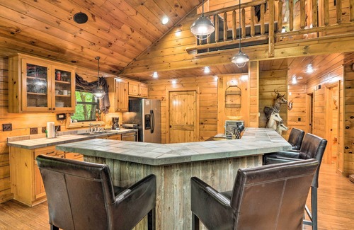 Maysville Cabina | Secluded Northwest Arkansas Cabin: Fire Pit & Deck