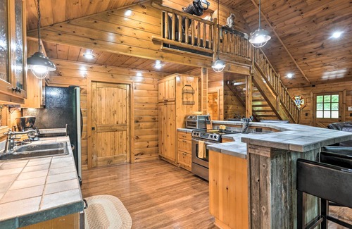 Maysville Cabina | Secluded Northwest Arkansas Cabin: Fire Pit & Deck