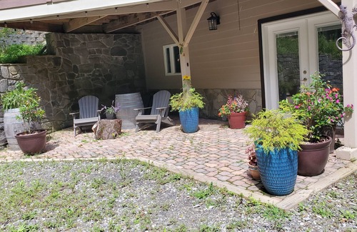 Waynesville Apartamento | Secluded, peaceful property with waterfall feature and mountain views.