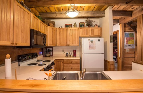 Helmsburg Cabina | Secluded, pet-friendly close to Nashville!