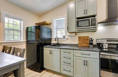 East Stroudsburg Cabina | Secluded Poconos Cabin: 75 Acres & Fire Pit!