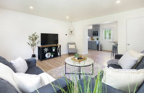 Parma Heights Apartamento | Secluded & Renovated Home With Backyard & Hot Tub!