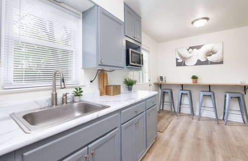 Parma Heights Apartamento | Secluded & Renovated Home With Backyard & Hot Tub!