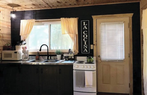 Newell Cabina | Secluded Riverfront Cabin Oasis