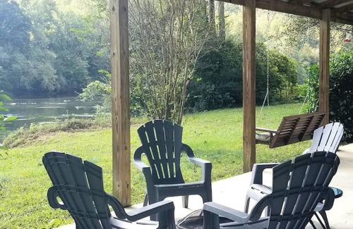 Newell Cabina | Secluded Riverfront Cabin Oasis