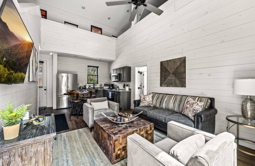 Sevierville Cabina | Secluded Smoky Cabin w/ Hot Tub, Deck & Designer Interiors