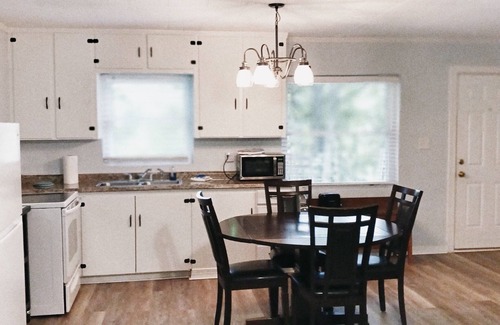 Maggie Valley Cabaña | Secluded Smoky Mountain 2BR near Blue Ridge Parkway. Covered motorcycle parking