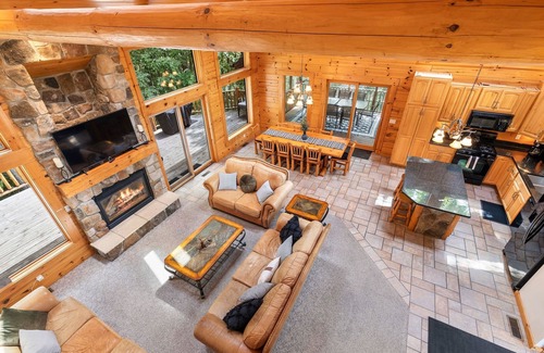 The Galena Territory Cabina | Secluded Spacious Cabin | Private Hot Tub | Large Bedrms | Huge Deck & Screen Rm