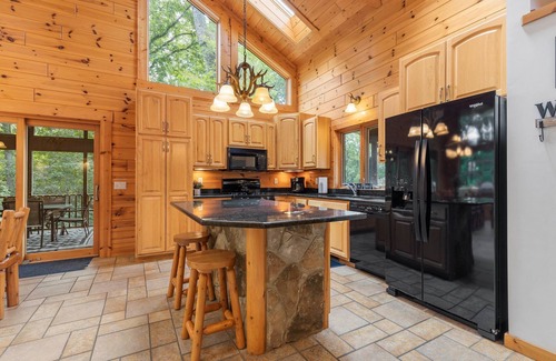 The Galena Territory Cabina | Secluded Spacious Cabin | Private Hot Tub | Large Bedrms | Huge Deck & Screen Rm