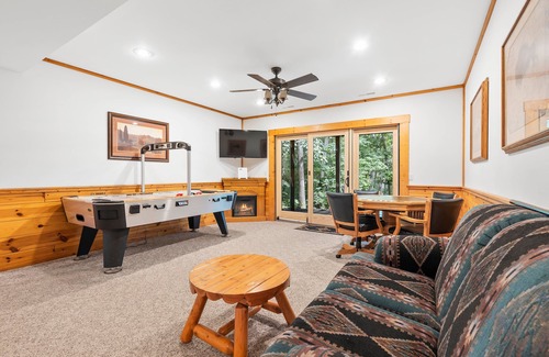 The Galena Territory Cabina | Secluded Spacious Cabin | Private Hot Tub | Large Bedrms | Huge Deck & Screen Rm