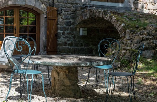 Saint-Pierre-sur-Doux Villa | Retiro en una apartada villa de piedra