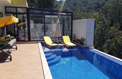 Uzumlu Villa | Villa aislada con piscina interior y exterior propia y vistas a la montaña.