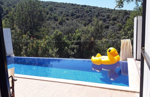 Uzumlu Villa | Villa aislada con piscina interior y exterior propia y vistas a la montaña.