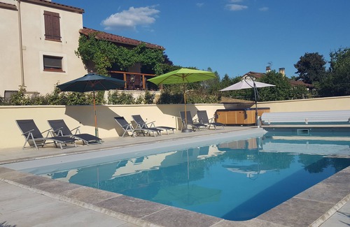 Saint-Medard Villa | Villa aislada en Cazals con impresionante piscina y jacuzzi, cerca de todos los servicios