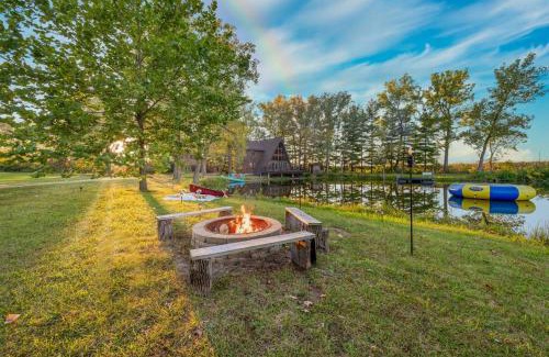 Penfield Chalet De Esquí | Secluded Waterfront A-Frame Cabin w/Pvt Lake