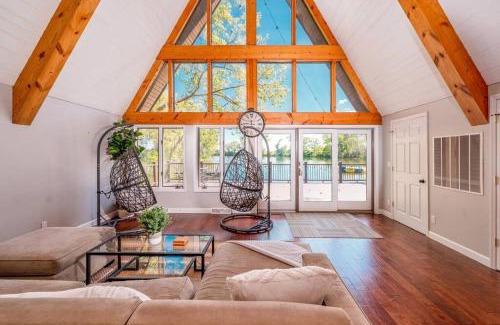 Penfield Chalet De Esquí | Secluded Waterfront A-Frame Cabin w/Pvt Lake