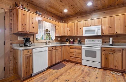 Hendersonville Cabina | Aislado de madera-cabina increíble Mtn Views, Hot Tub, WiFi