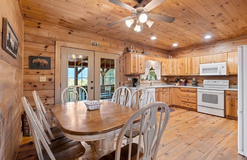 Hendersonville Cabina | Aislado de madera-cabina increíble Mtn Views, Hot Tub, WiFi