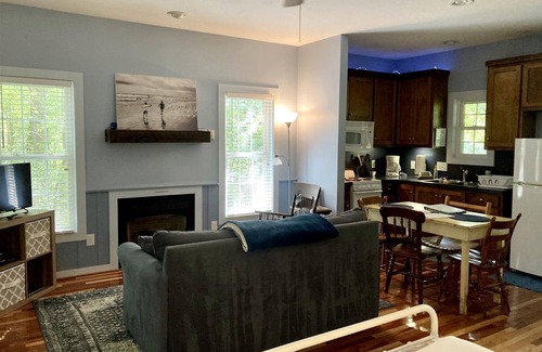 Elkin Cabina | Secluded Woodland Cabin Rental with Hot Tub in Yadkin Valley Wine Region