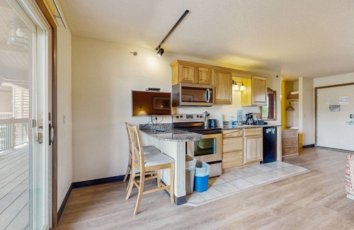 Wisconsin Dells Condominio | Second-floor hotel-style condo with fast WiFi, central AC, & kitchenette