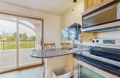 Wisconsin Dells Condominio | Second-floor hotel-style condo with fast WiFi, central AC, & kitchenette