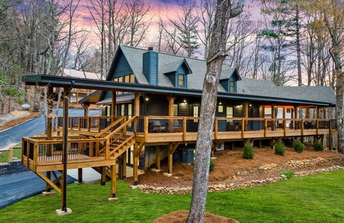 Blairsville Casa | Second-floor suite with deck, mountain views, firepits, & game room