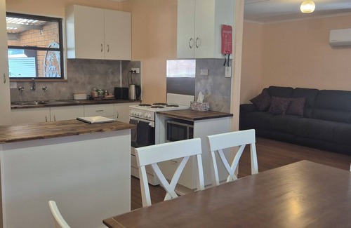 Bookpurnong Casa | Second Street - Loxton Accommodation Stylish 3 bedroom home