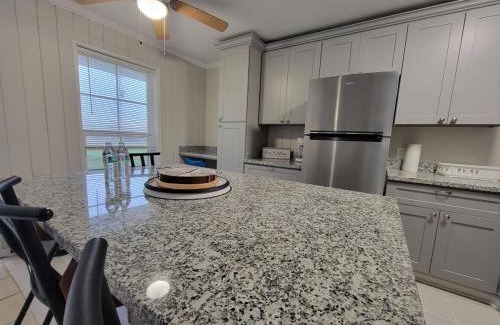 Iowa Apartamento | Secret Cajun Retreat Peaceful Corner Stay - HAR 2