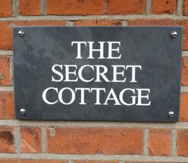 Wivenhoe Casa | Secret Cottage, Wivenhoe - Charming, Cosy, Convenient & Quiet, 2 x Double Bed Period Cottage PLUS Patio - 6 min walk train, 2 min walk High Street Pubs, Restaurants, Shops
