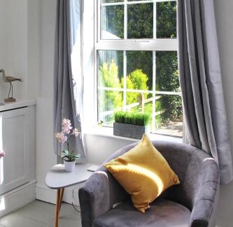 Wivenhoe Casa | Secret Cottage, Wivenhoe - Charming, Cosy, Convenient & Quiet, 2 x Double Bed Period Cottage PLUS Patio - 6 min walk train, 2 min walk High Street Pubs, Restaurants, Shops